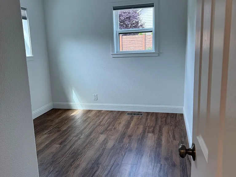 1421 NE Dallas St — Photo 10