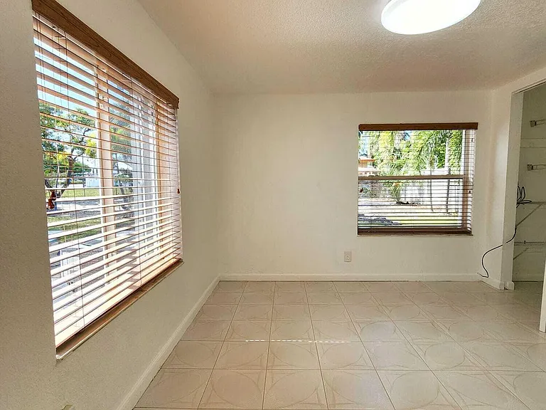 617 NE 8th Ave — Photo 32
