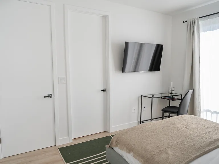4833 Riverton Ave — Photo 36