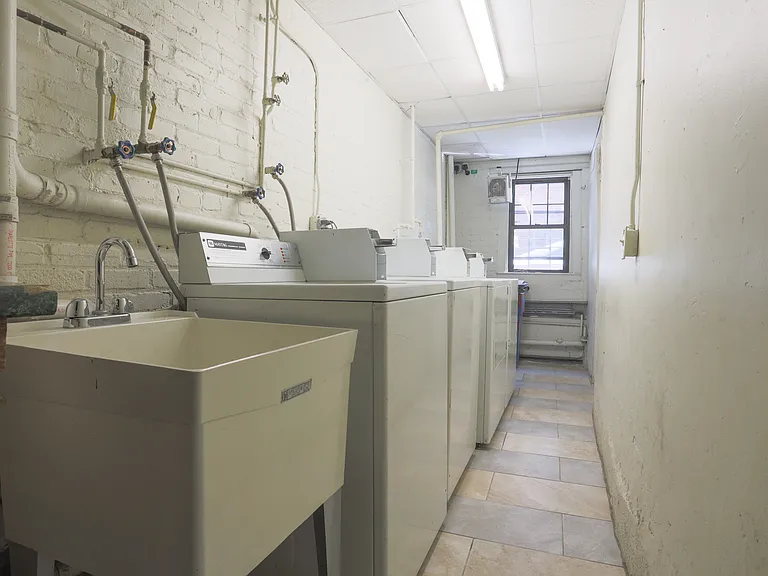 58 Queensberry St #9 — Photo 8