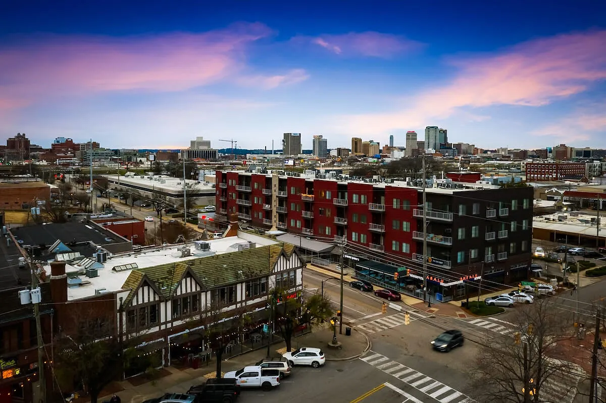Rise Lakeview — Photo 4
