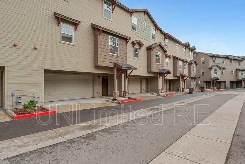 4 bed, 3.0 bath, 1605 sqft, $2,495 — Photo 2