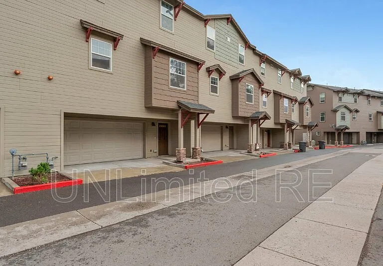 2443 W Pikes Peak Dr — Photo 2