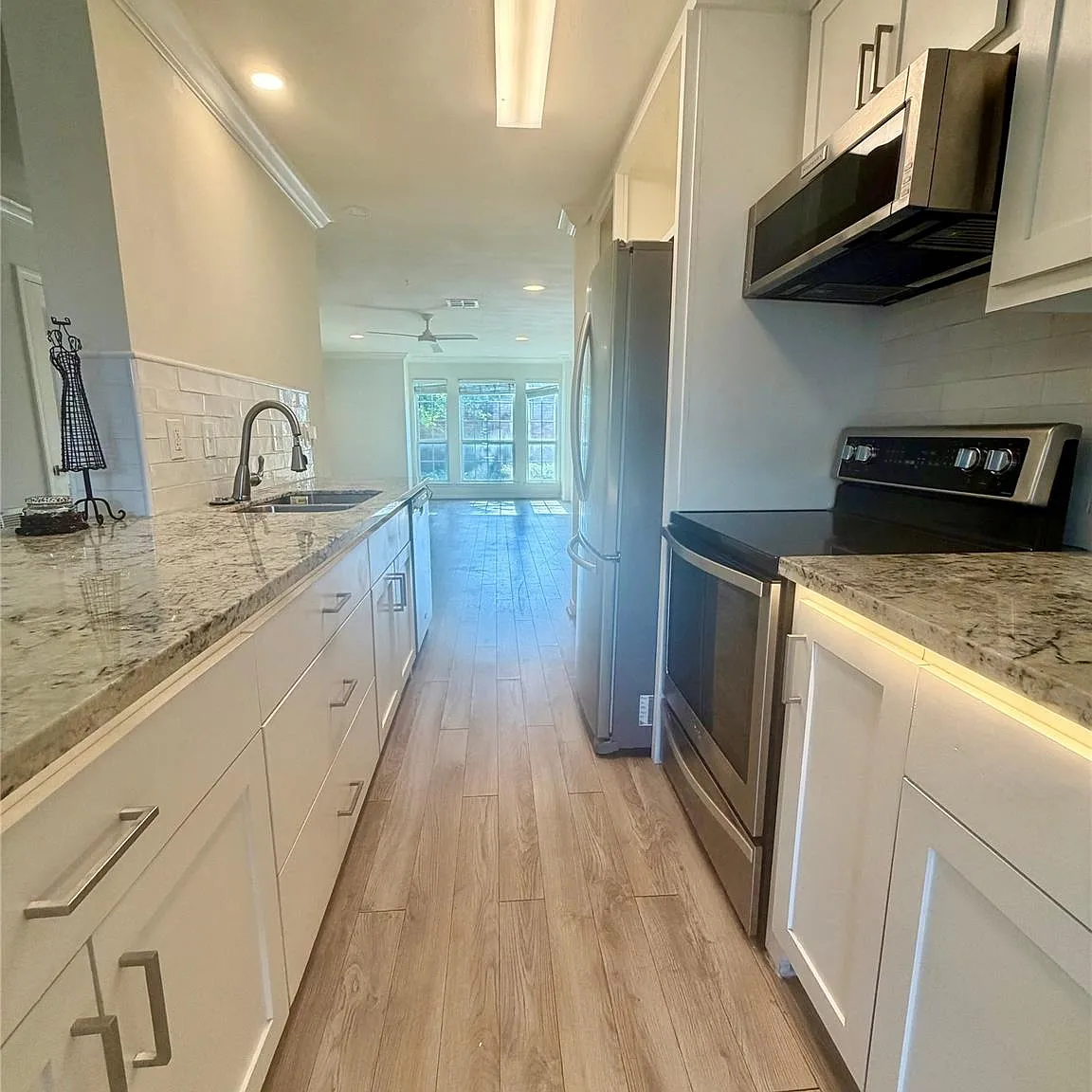 3 bed, 2.5 bath, 1890 sqft, $1,850 — Photo 2