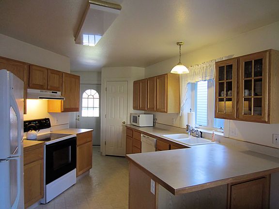 3rd image of 3281 Banff Ave
