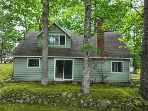 7199 Switzer Dr, Linden, MI 48451