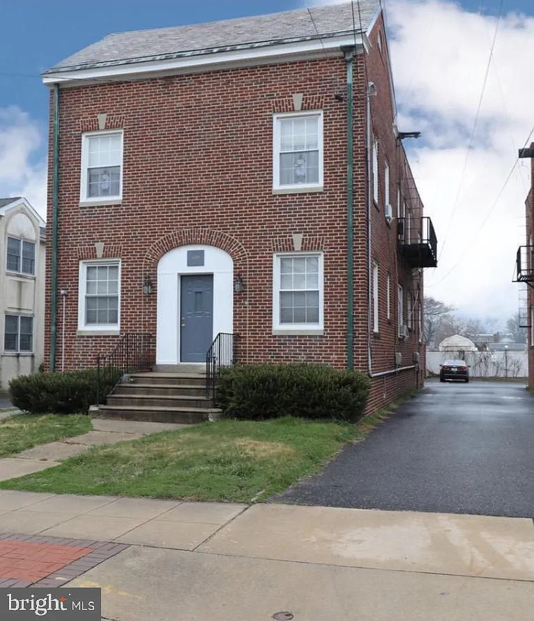 1 bed, 3000 sqft, $1,400 — Photo 1
