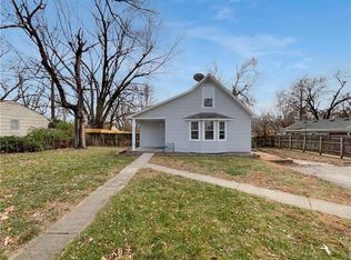 905 NE Lindberg Dr, Kansas City, MO 64118