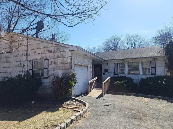 1706 Spur Drive S, Islip, NY 11751