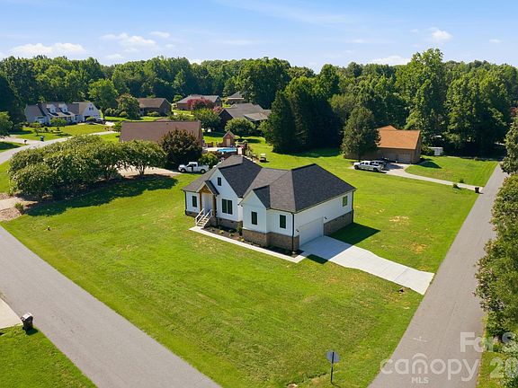 5th image of 1213 Creekside Dr