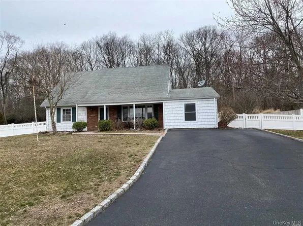 63 Hastings Dr, Stony Brook, NY 11790