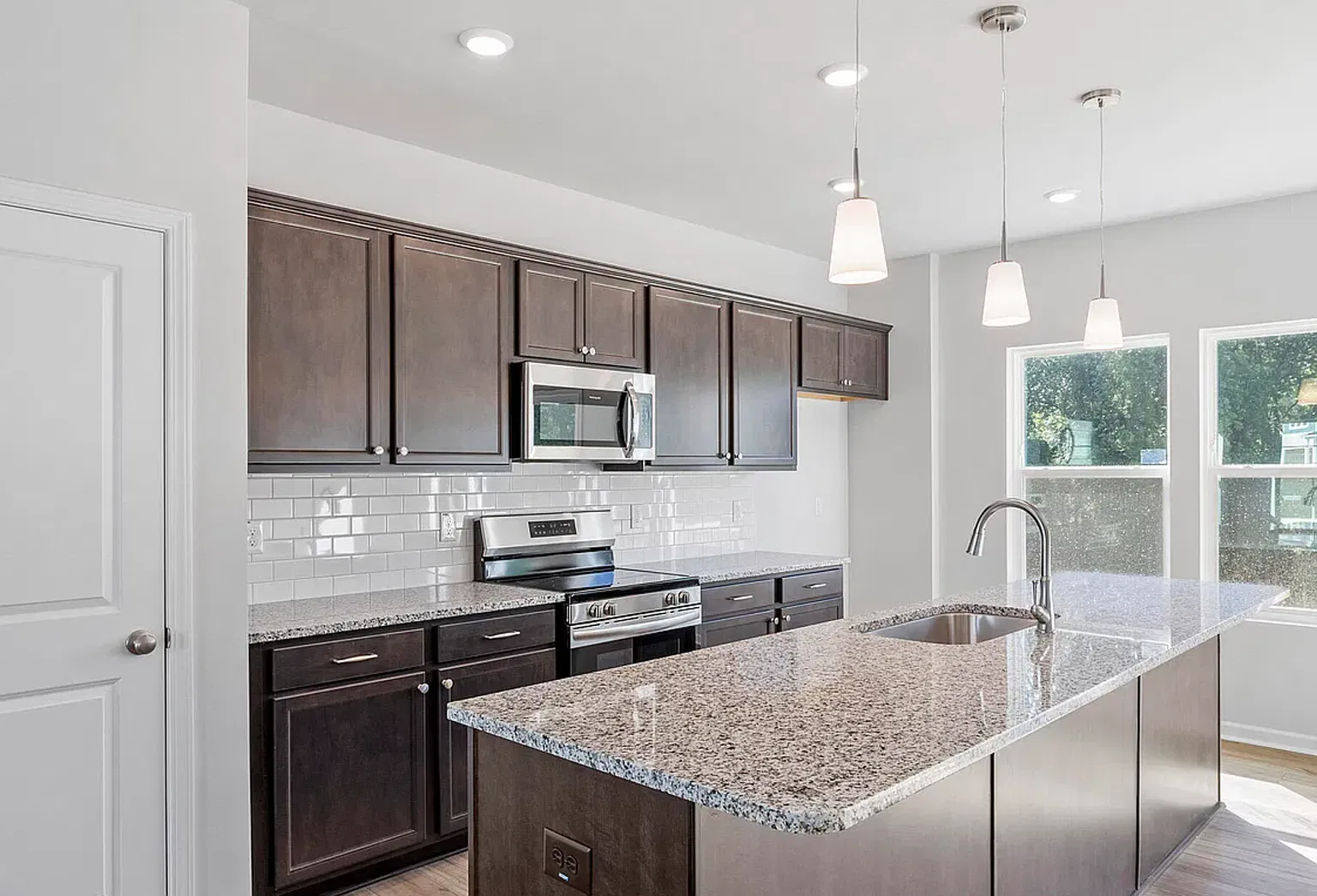 New Listing!! — Photo 3
