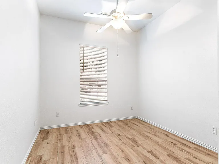 28259 Daystrom Ln — Photo 32