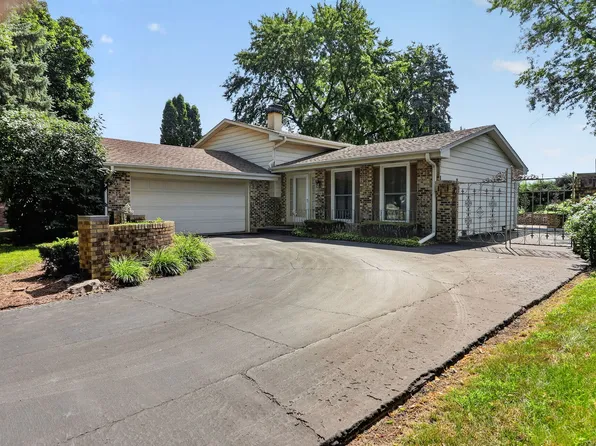 24W635 Woodcrest Dr, Naperville, IL 60540