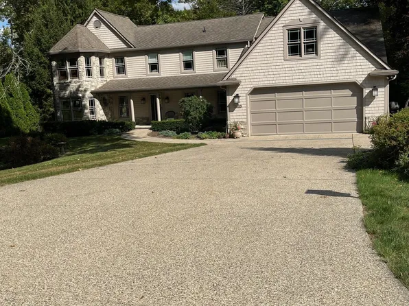 2888 Parkway Pl, Hartland, MI 48353