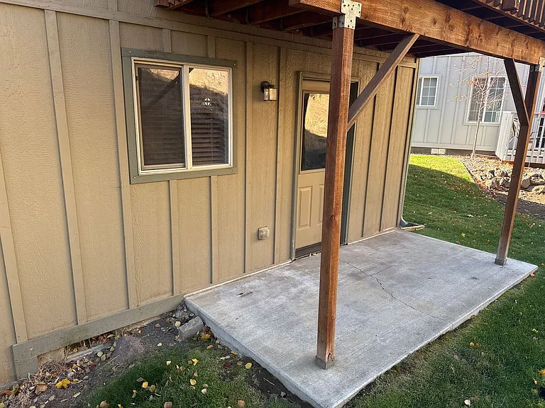 1431 NE Lucinda Ct — Photo 12