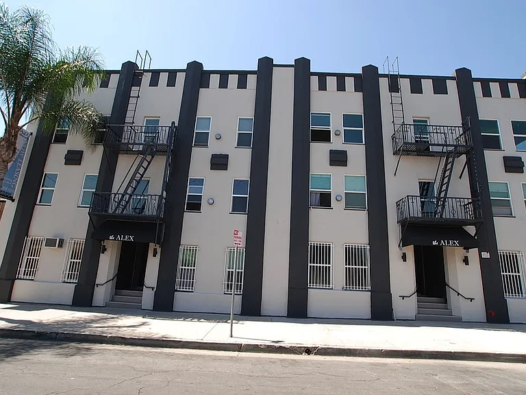 Alex Court Apartments — Photo 4