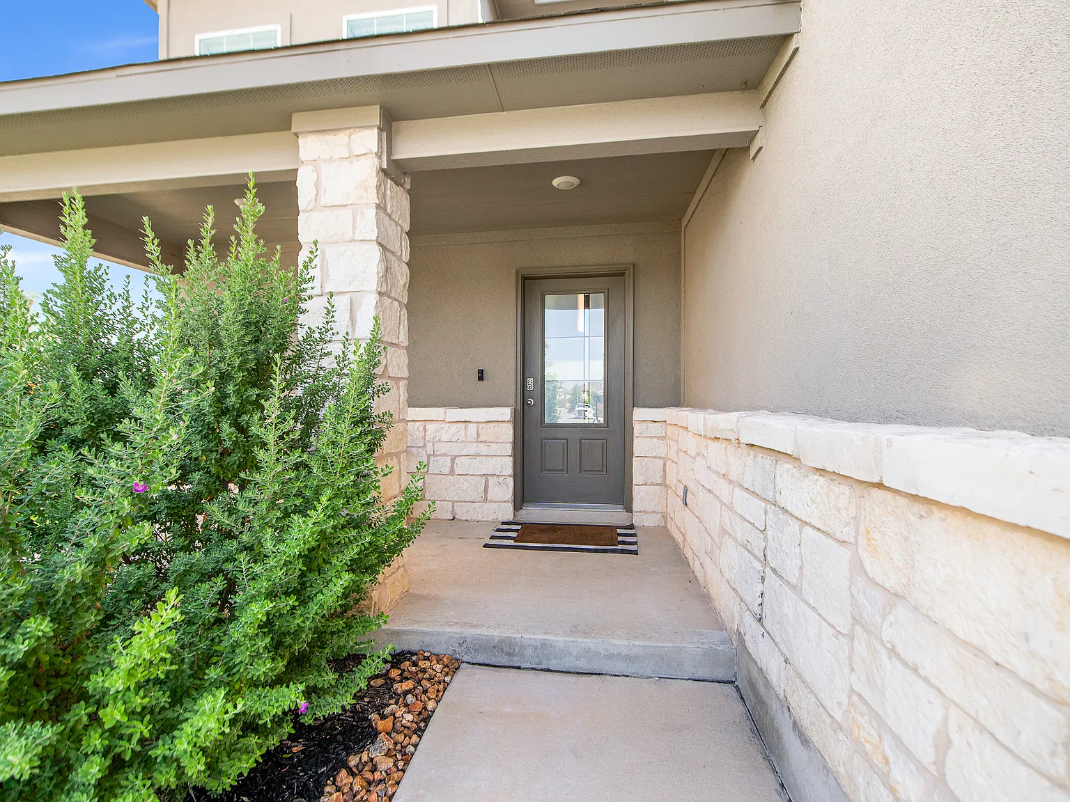 3 bed, 2253 sqft, $2,200 — Photo 3