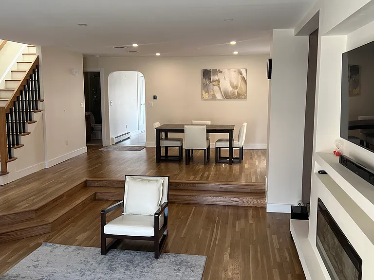 289 Knox Ave #1 — Photo 4