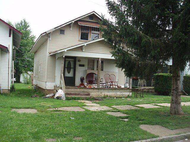 1st image of 825 W 8th St