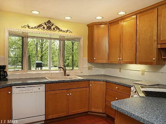 4th image of 7378 Pembrooke Ct