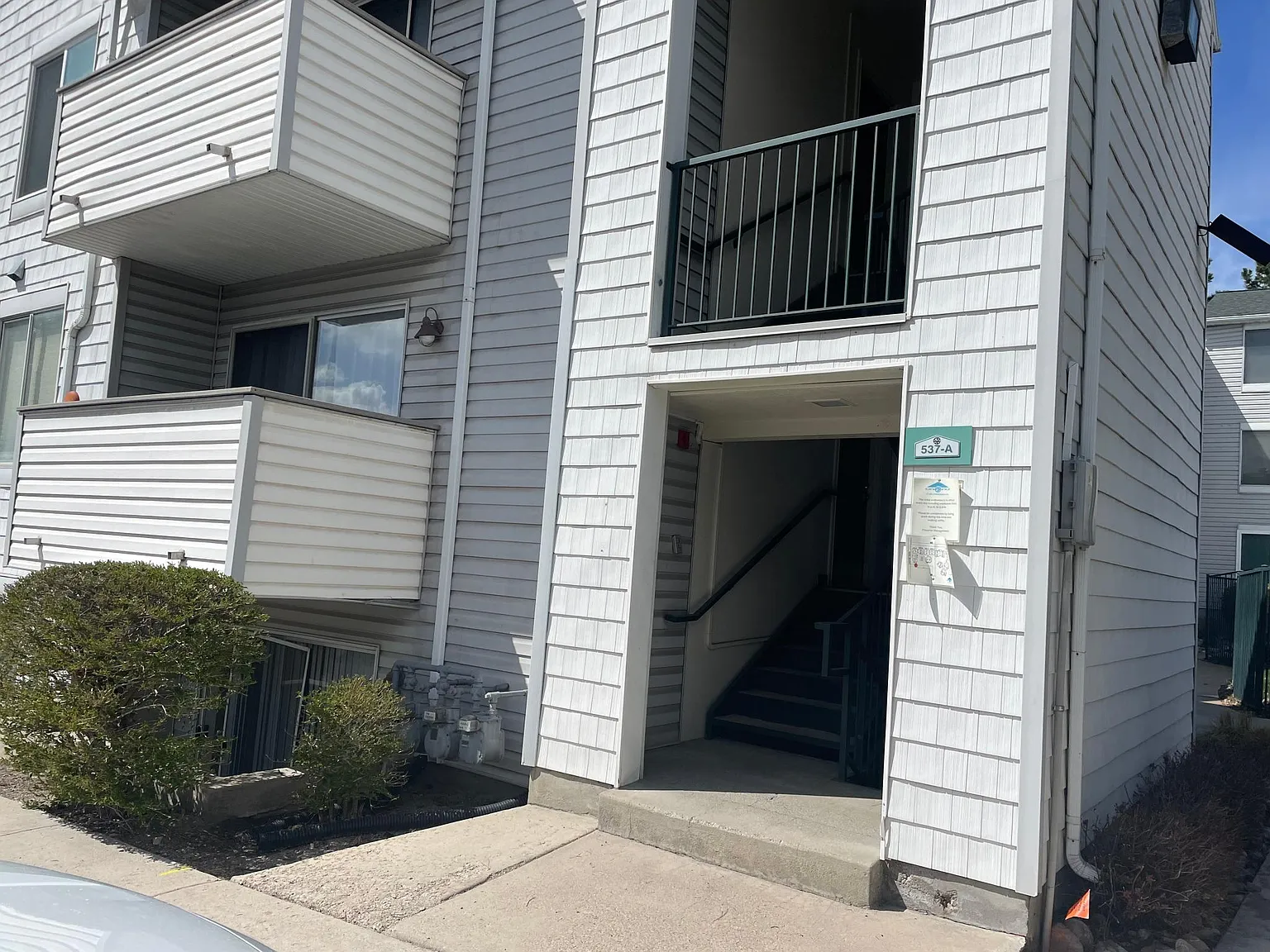 3 bed, 1054 sqft, $2,100 — Photo 1