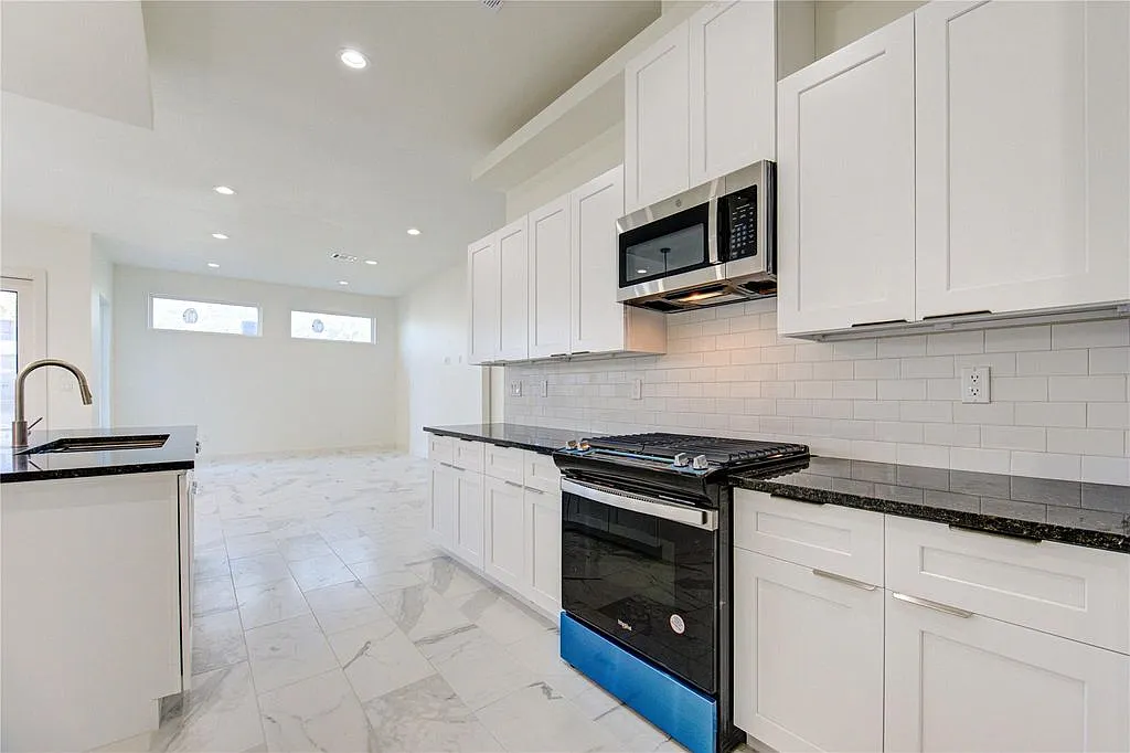 3 bed, 2.5 bath, 2181 sqft, $3,200 — Photo 3