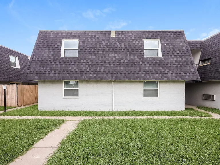 2111 NW Lindy Ave — Photo 1