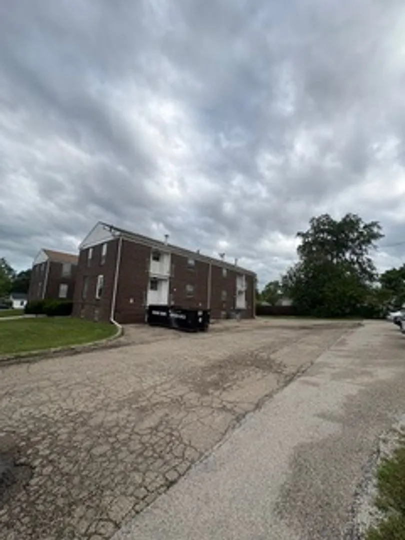 919 W Crestwood Dr — Photo 3