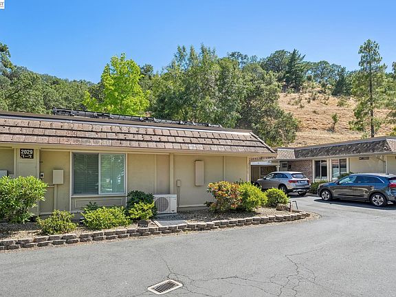 3rd image of 2029 Ptarmigan Dr APT 2