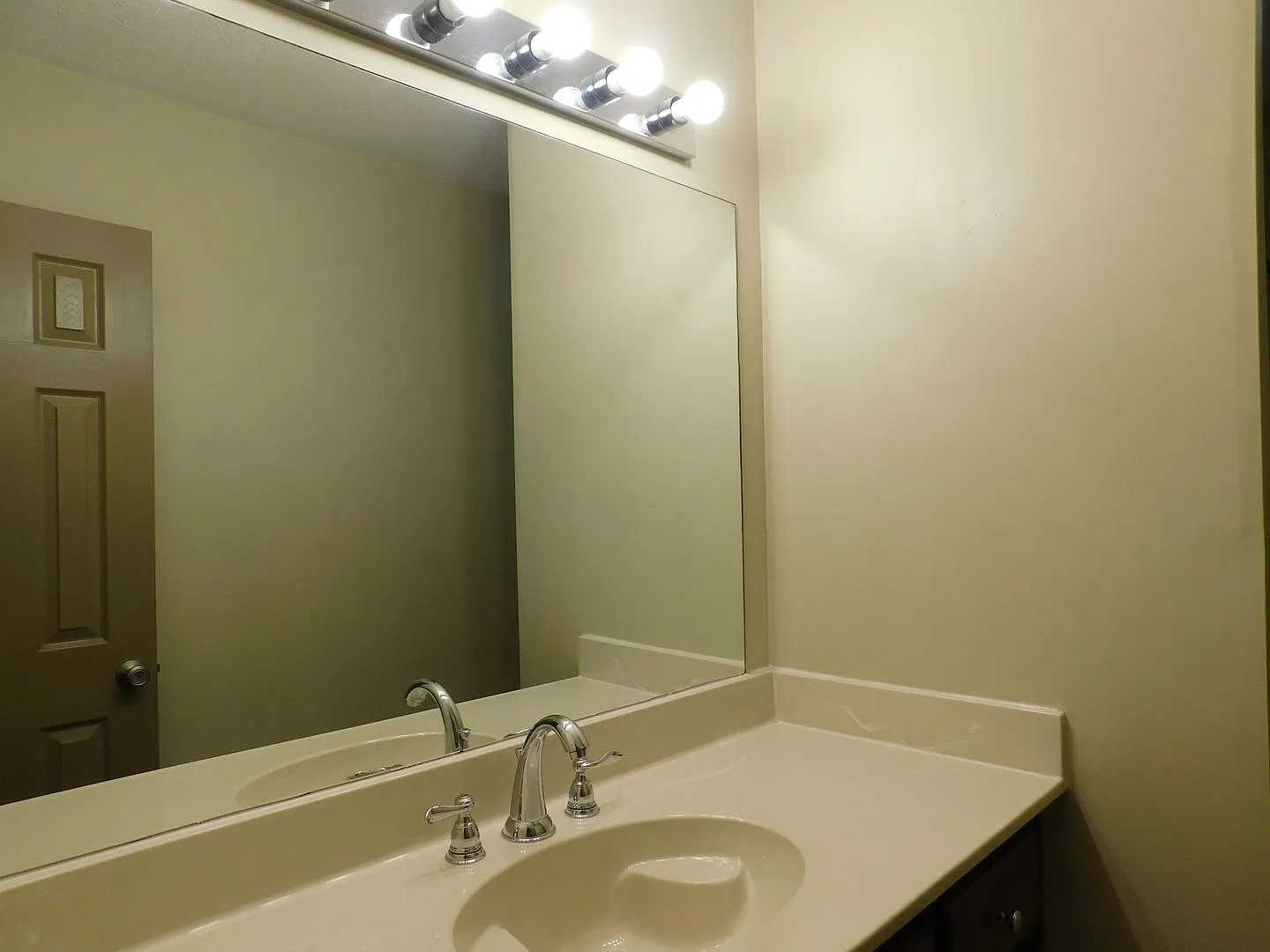 Charming 3 Bedroom 2 Bath House — Photo 4