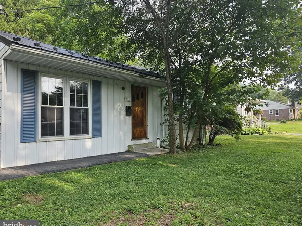 113 Locust St, Pleasant Gap, PA 16823