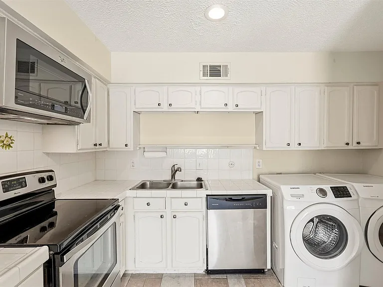 496 N Post Oak Ln #496 — Photo 12