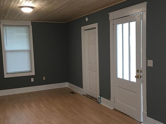 Entry/living room area