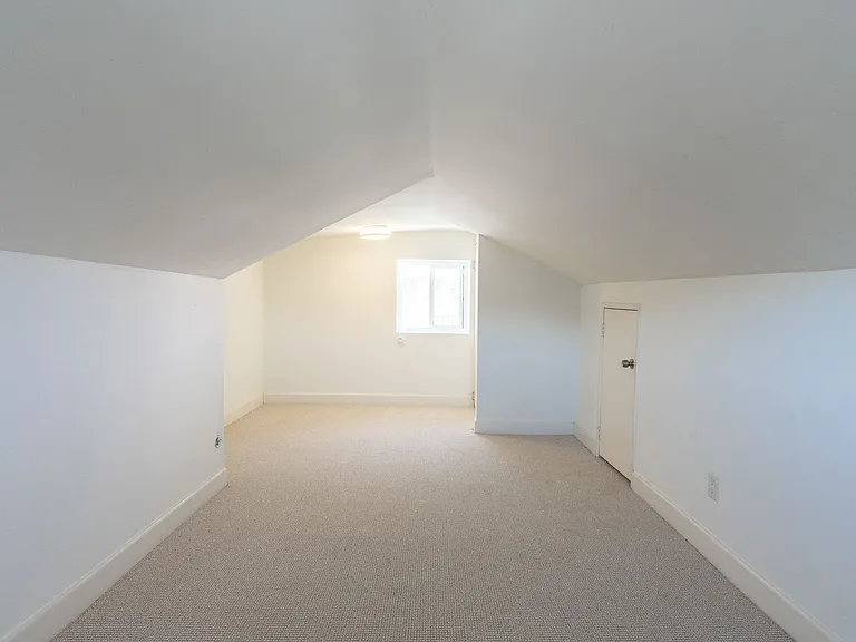 339 Isabel St — Photo 34