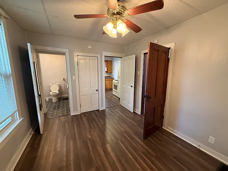 218 E Monroe St — Photo 11