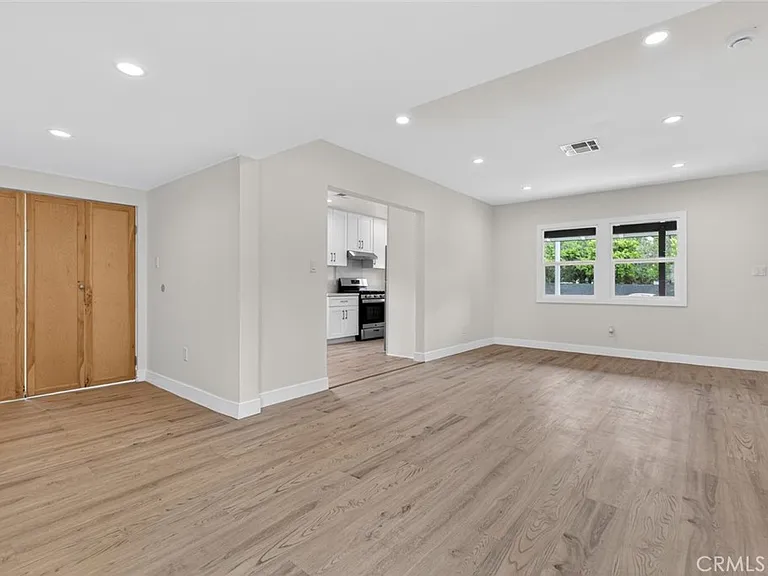 7359 Louise Ave — Photo 11