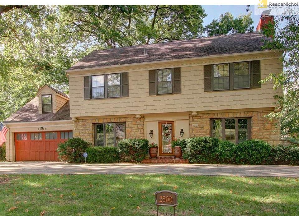Welcome Home to Sagamore Hills one of the most sought after subdivisions in Mission Hills, KS.