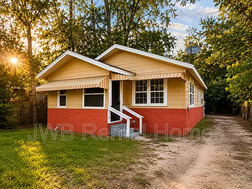 2053 Baldwin St Photo 1