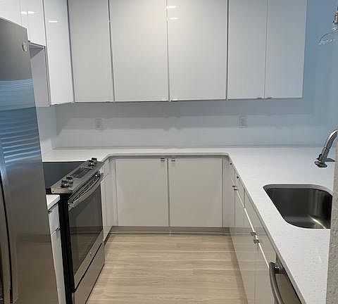 4th image of 913 2nd St S #203