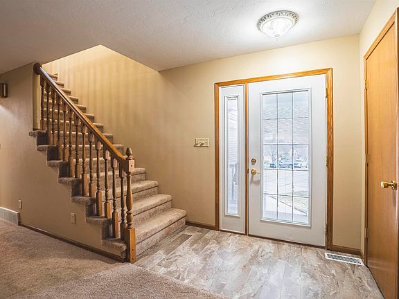 3rd image of 882 Ann Ave