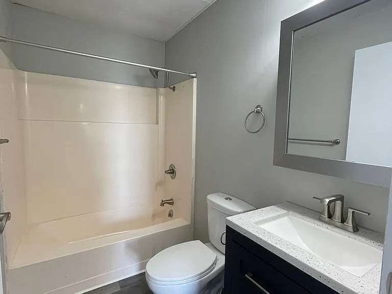815 W. Columbia — Photo 20