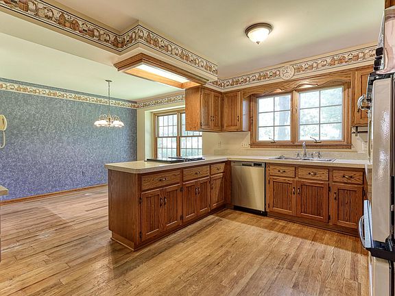 5th image of 902 Squire Hill Ct
