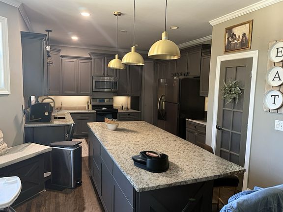 Kitchen with large Island
