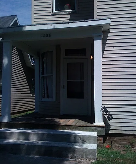 1206 Heath St — Photo 1