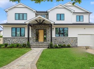 129 Bay Ave, Hicksville, NY 11801