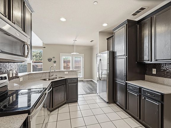 4th image of 932 Avondale Ln