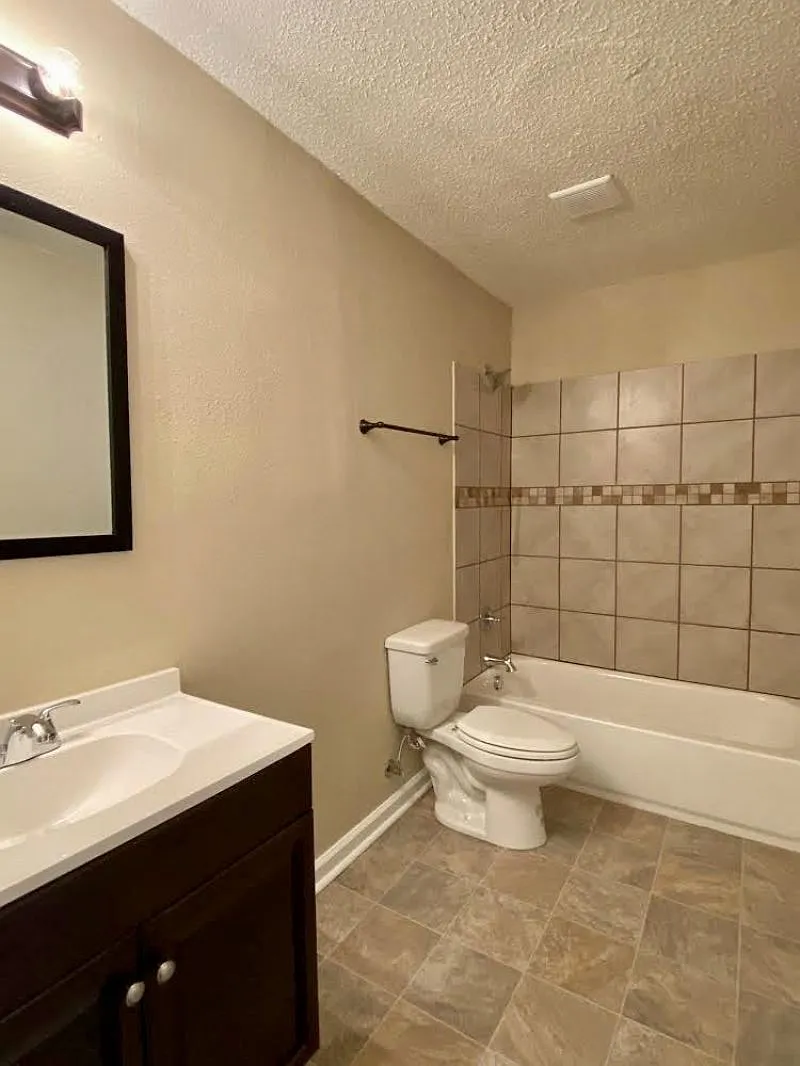 Building Photo - 14 Hiland Pl #B