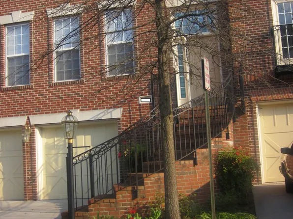 2417 Cypress Green Ln, Herndon, VA 20171