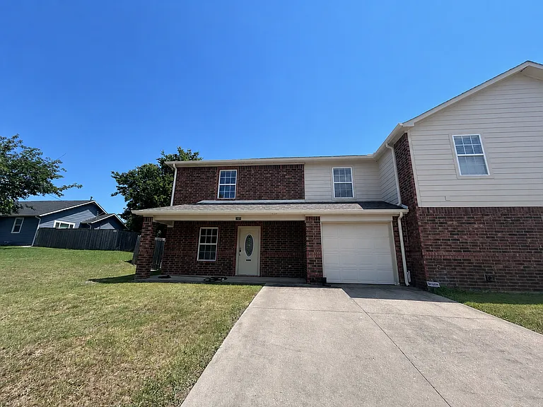 1101 E College St — Photo 1
